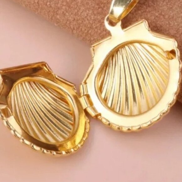 Shell Locket Necklace - Picture 7 of 7